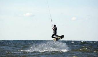 Kitesurfing, windsurfing – który z tych sportów wodnych jest dla Ciebie?