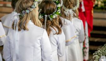 Komunia 2026: prezent, pieniądze czy jedno i drugie? Co wybierają Polacy