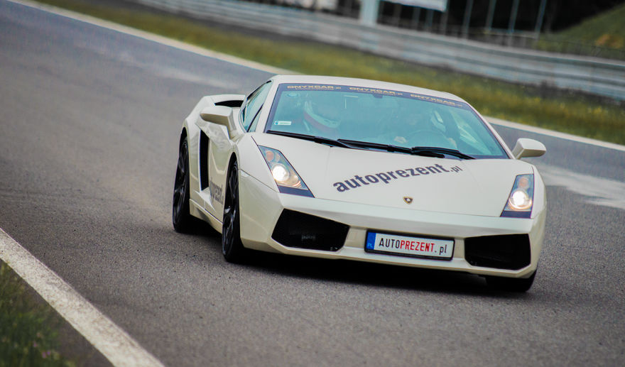 Prezent jazda Lamborghini po mieście