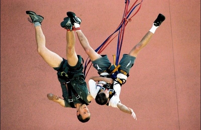 Skok na bungee z dachu stadionu we Wrocławiu