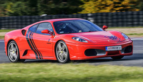 Jazda Ferrari i Nissan GTR - kierowca z wideofilmowaniem