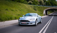 Aston Martin prezent jazda